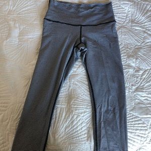 Lululemon crops size 4